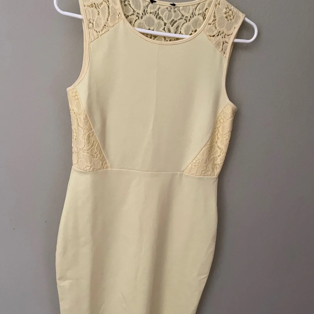 Worn one time beautiful summer dress with lace - Picture 3 of 4